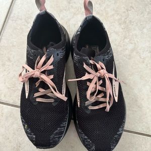 Brooks levitate, 7.5, black and pink